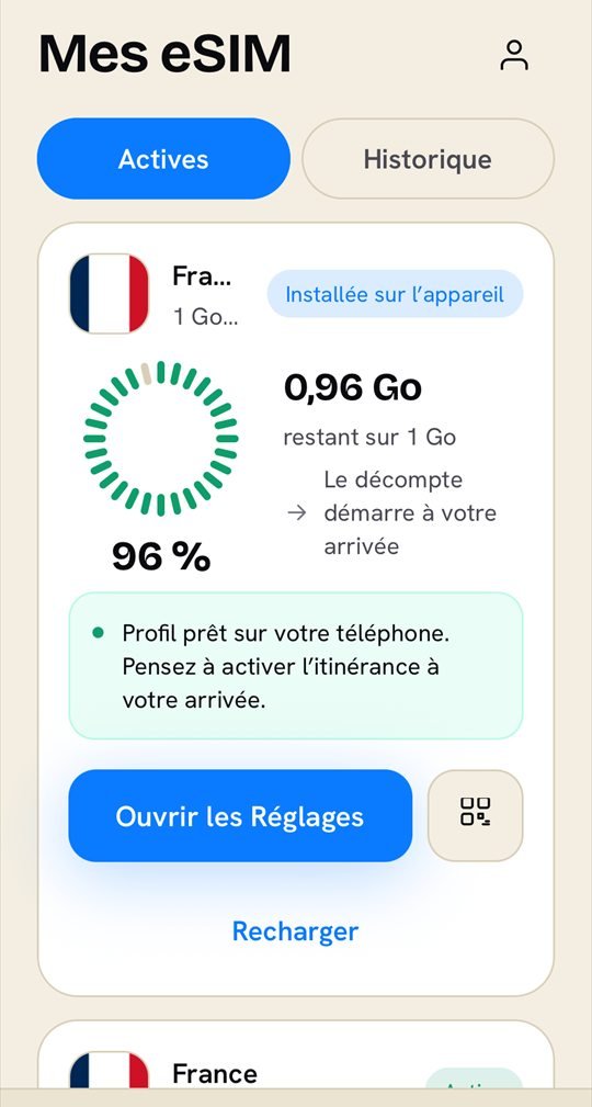Capture de l'app AEY Mobile : Mes eSIM, avec la jauge de data restante en pourcentage et le bouton « Recharger ».