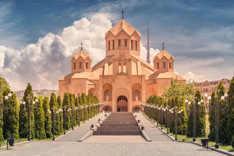 Le monastère de Khor Virap au premier plan avec le mont Ararat enneigé en arrière-plan, en Arménie