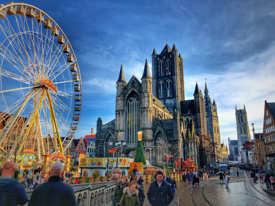 Maisons à pignons et beffroi se reflétant dans un canal de Bruges sous un ciel doux, cœur médiéval de la Belgique