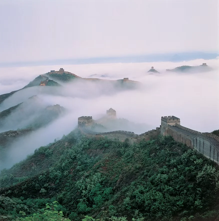 La Grande Muraille de Chine serpentant sur les crêtes boisées de la section de Mutianyu, ses tours de guet filant vers l'horizon, près de Pékin.