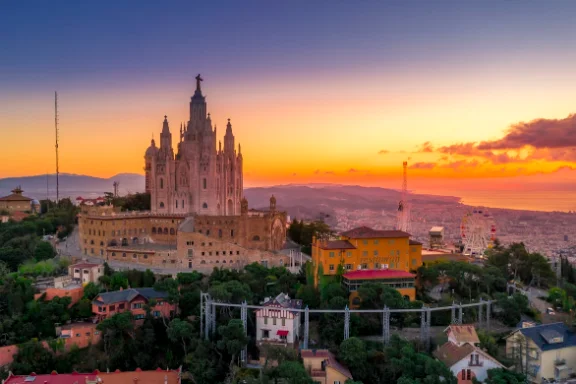 Vue de l'Alhambra de Grenade au coucher du soleil, en Andalousie, Espagne