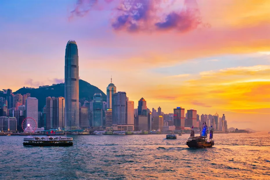 La skyline de Hong Kong et le port Victoria vus depuis un ferry Star, gratte-ciel et collines vertes