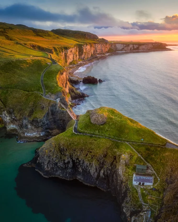 Route côtière sinueuse longeant les falaises de la Wild Atlantic Way en Irlande, sous un ciel gris