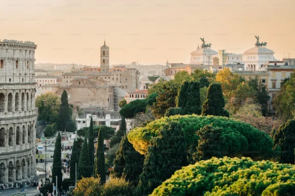 Vue d'un village perché de Toscane entouré de cyprès, en Italie
