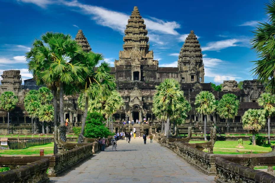 Les cinq tours d'Angkor Wat se détachant sur un ciel rose à l'aube, au Cambodge