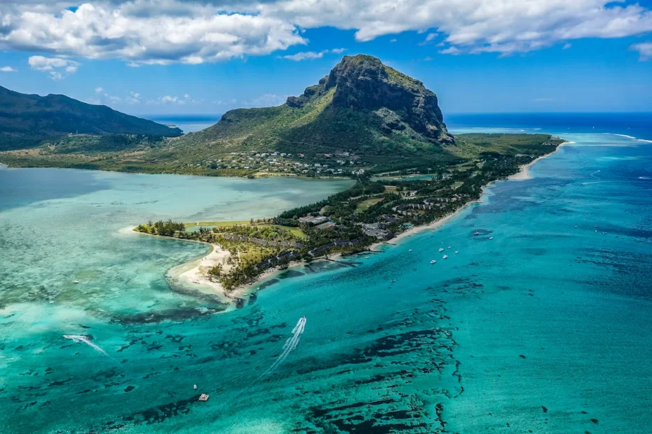 Le monolithe du Morne Brabant s'élevant au-dessus d'un lagon turquoise et d'une plage de sable blanc, au sud-ouest de l'île Maurice.