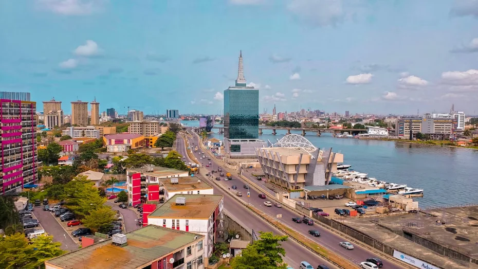 Vue de Lagos au Nigeria : ponts et tours de Victoria Island au-dessus de la lagune, sous une lumière d'après-midi.