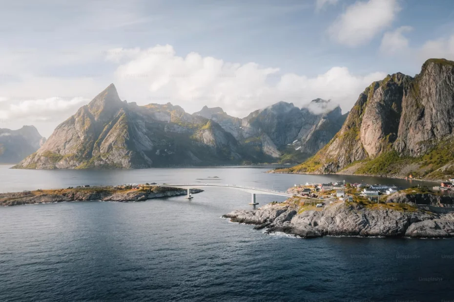 Train panoramique longeant un fjord norvégien escarpé, montagnes enneigées au loin