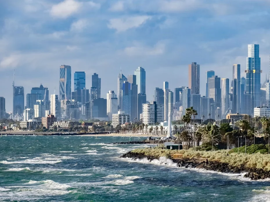Un cargo s'élève dans les écluses du canal de Panama, avec la skyline de Panama City au loin