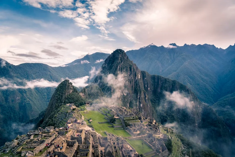 Le Machu Picchu sous la brume au lever du jour, Pérou