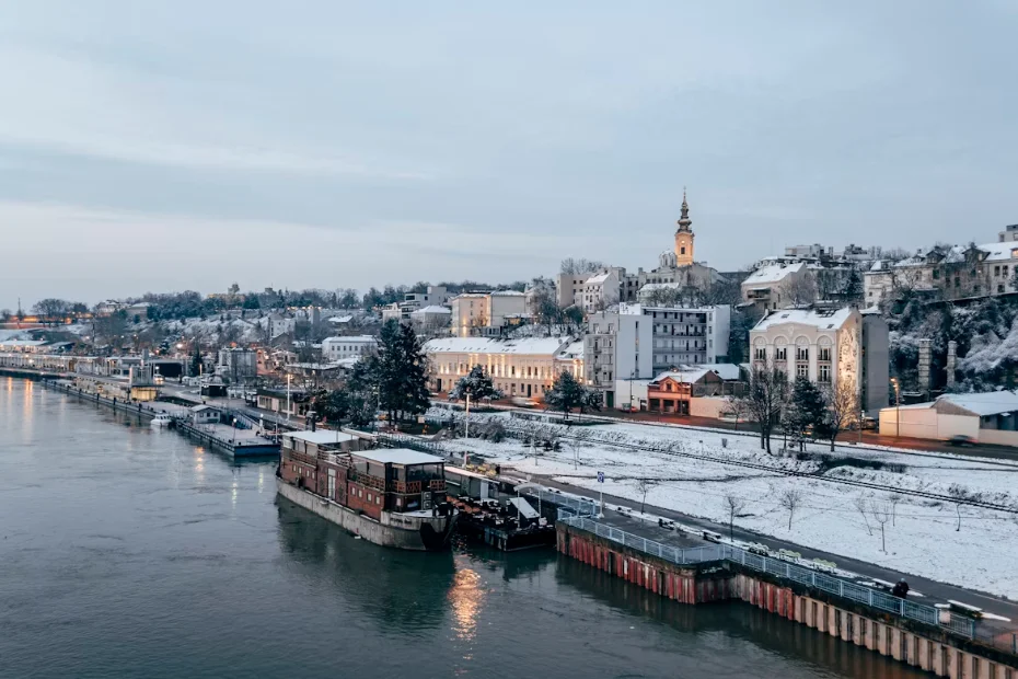 La forteresse de Kalemegdan à Belgrade au coucher du soleil, au confluent de la Save et du Danube