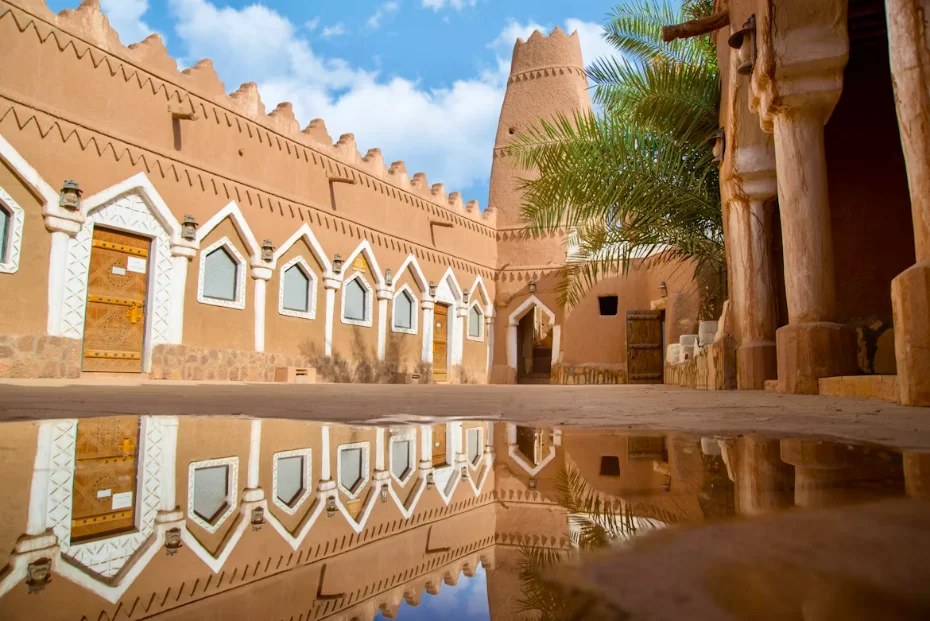 Tombeaux nabatéens de Hégra taillés dans le grès rose du désert à AlUla, en Arabie saoudite