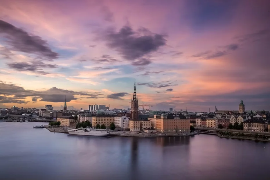 Vue de Gamla Stan, la vieille ville de Stockholm, et de l'archipel depuis un ferry suédois