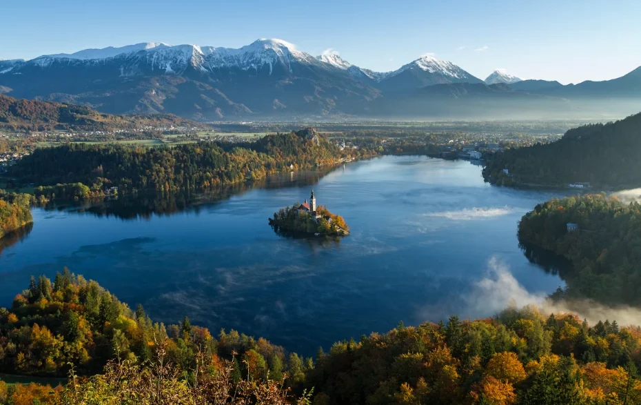 Le lac de Bled avec son île et son église, le château perché sur la falaise et les Alpes juliennes en arrière-plan, en Slovénie