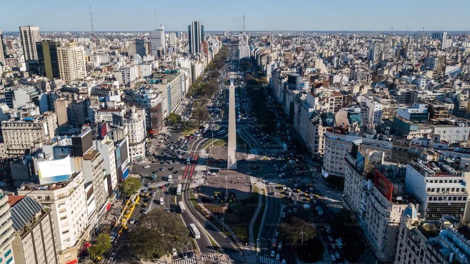 La rambla de Montevideo en bord de mer au coucher du soleil, le long du Río de la Plata, en Uruguay